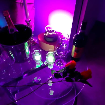 Un Sejour Romantique En Couple Avec Jacuzzi Prive Chromotherapie Jardin Maison Privee 伊素 外观 照片