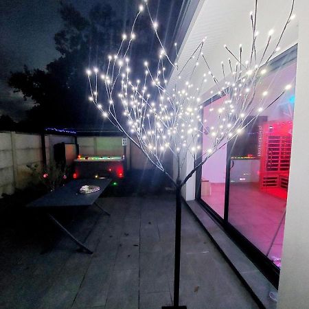 Un Sejour Romantique En Couple Avec Jacuzzi Prive Chromotherapie Jardin Maison Privee 伊素 外观 照片