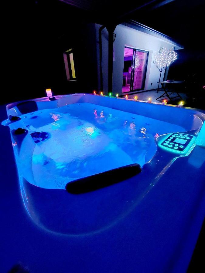 Un Sejour Romantique En Couple Avec Jacuzzi Prive Chromotherapie Jardin Maison Privee 伊素 外观 照片
